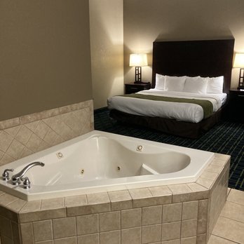 Comfort Inn - King suite - Hotels Near Me - Franklin, North Carolina Comfort Inn - King suite - Hotels Near Me - Franklin, North Carolina