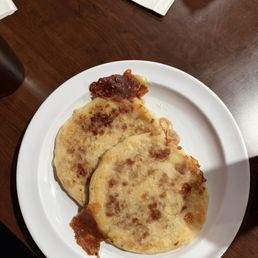 Dos pupusas de frijol con queso Dos pupusas de frijol con queso