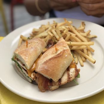 Juliette Restaurant - Chicken sandwich - Bars Near Me - Brooklyn, New York
