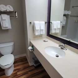 La Quinta by Wyndham Orlando Universal area - The bathroom