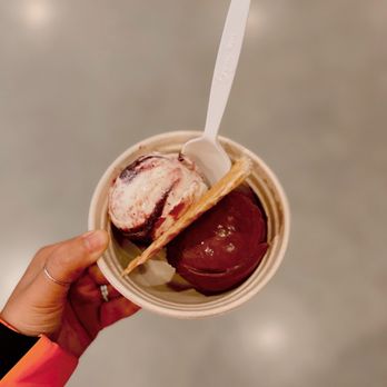 Jeni's Splendid Ice Creams - Brambleberry Crisp And Darkest Chocolate - Ice Cream & Frozen Yogurt Near Me - Durham, North Carolina Jeni's Splendid Ice Creams - Brambleberry Crisp And Darkest Chocolate - Ice Cream & Frozen Yogurt Near Me - Durham, North Carolina