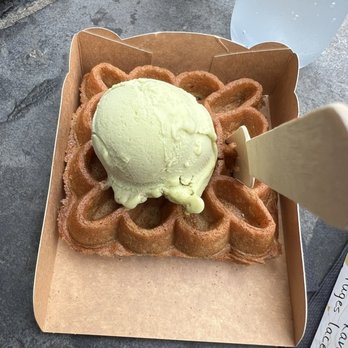 Otto Waffle Atelier - Pistachio ice cream - Waffles Near Me - Bruges, VWV