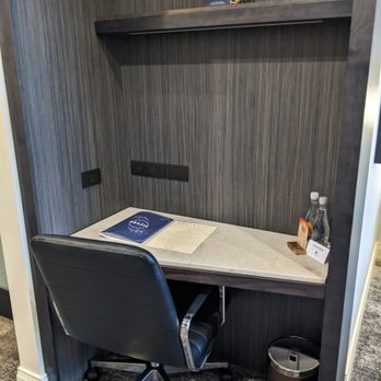 DoubleTree by Hilton Wellington - Work desk area at the King bed on the 5th floor of the DoubleTree by Hilton Wellington - Hotels Near Me - Wellington, WGN