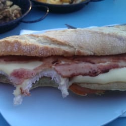 Impresionante y tierno chivito despues de un buen esfuerzo...hay q recuperar fuerzas y....que mejor manera :)