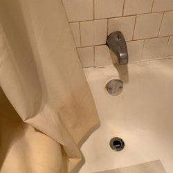 Cedar's Inn Lewiston - Scary tub. Smelly room. I blocked my door w furniture. Got OUT of there early morning.