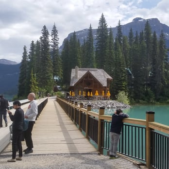 Emerald Lake Lodge - Bridge to the lodge - Hotels Near Me - Field, British Columbia