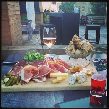 Le Clocher - Un plateau de fromage et charcuterie sur la terrasse du Clocher - French Near Me - Annecy le Vieux, 74 Le Clocher - Un plateau de fromage et charcuterie sur la terrasse du Clocher - French Near Me - Annecy le Vieux, 74