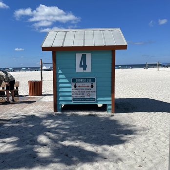 Manatee public beach - Changing Rooms - Beaches Near Me - Holmes Beach, Florida