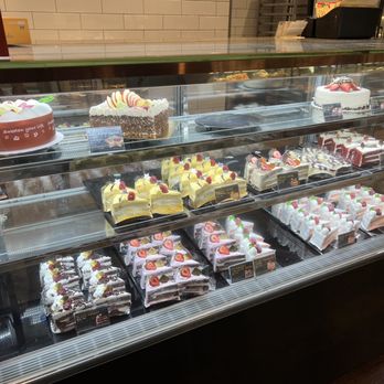 85°C Bakery Cafe-Portland - Cake display - Bakeries Near Me - Tigard, Oregon