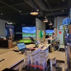 X-Golf - 7 simulation stations and bar with snack foods