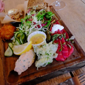 The Bull & Last - seafood platter - Bars Near Me - London, XGL