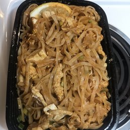 a dish of noodles and chicken