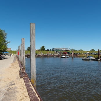 Elbspaziergang - Der kleine Hafen von Kollmar. - Hotels & Travel Near Me