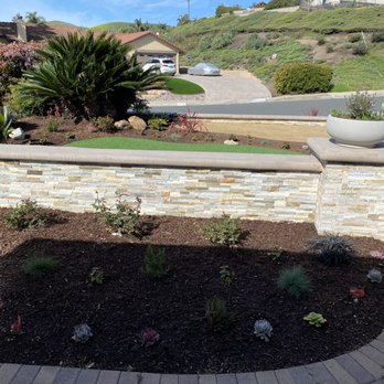Paradise Designs - a view of a landscaped garden - Gardeners Near Me - San Clemente, California