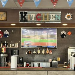 Billy's Wing Shack - Big screen & bar