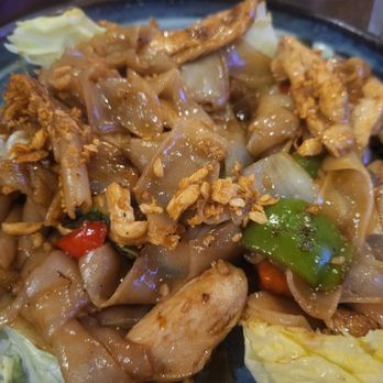 Kanok Thai Bistro - Drunken noodles with chicken - Thai Near Me - Costa Mesa, California