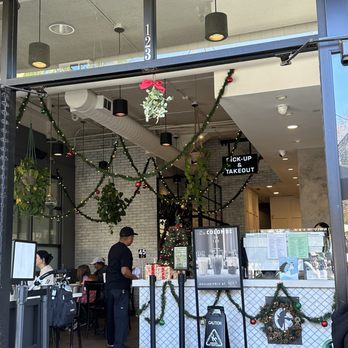 Society Kitchen - Restaurant decorated for Christmas - New American Near Me - Santa Monica, California Society Kitchen - Restaurant decorated for Christmas - New American Near Me - Santa Monica, California