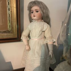 Freeman Store & Museum - Creepy ass antique doll.