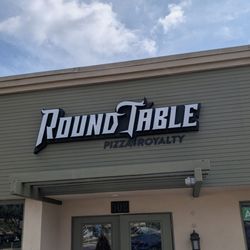 Round Table Pizza - Outside
