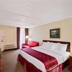 Days Inn by Wyndham Bay City - Guest room