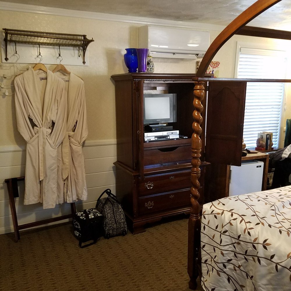 Strawberry Creek Inn - Robes - Hotels Near Me - Idyllwild, California
