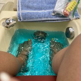 Nice hot pedi water --RELAXING Nice hot pedi water --RELAXING