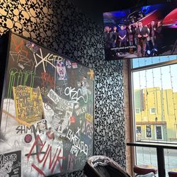 Burger Punk - Cool wall paper and love the location