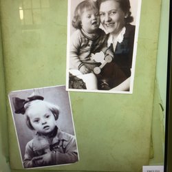 Mahn- und Gedenkstätte - Die kleine Ally und ihre Mutter. The little Ally with her mother.