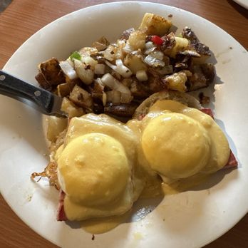 Cope's Knotty Pine Cafe - Eggs Benedict with Ham - Breakfast & Brunch Near Me - Bakersfield, California