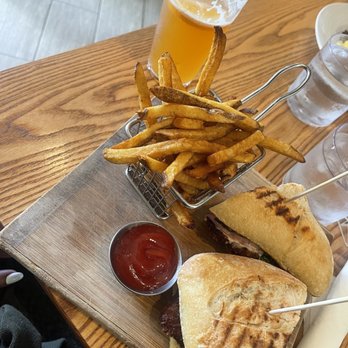 Limonada Bar + Brunch - Fried chicken sandwich - Breakfast & Brunch Near Me - Miami Beach, Florida Limonada Bar + Brunch - Fried chicken sandwich - Breakfast & Brunch Near Me - Miami Beach, Florida