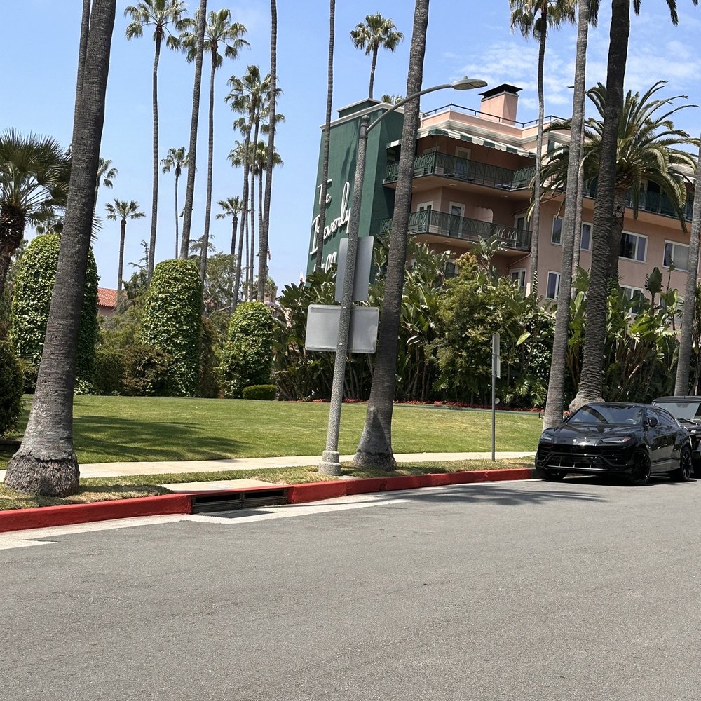 Access Hollywood Tours - Beverly Hills Hotel - Bus Tours Near Me - Los Angeles, California