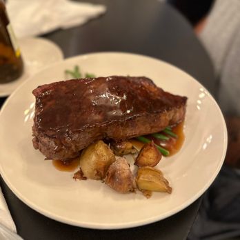 The Suburban - a plate of meat and potatoes - American Near Me - Leavenworth, Kansas