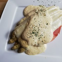 Bennett's Restaurant - Spargeltoast "Heidjer Art" - - mit Kochschinken & Sauce Hollandaise , mit Käse überbacken.