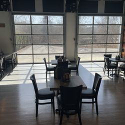 Golf Lounge 18 -  South Windsor - Dining area with patio