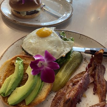 Fairview Farmers - Fairview burger with bacon - Breakfast & Brunch Near Me - Fairview, Texas