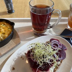 Le Tambourin - Mac and cheese,  beet and trout bruschetta and 2 types of tea