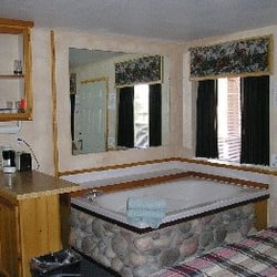 Honey Bear Lodge & Cabins - In-room Spa Bedrooms Accommodate 2 to 5 people. 1 King bed, 1 Queen bed, 1 Twin bed.
