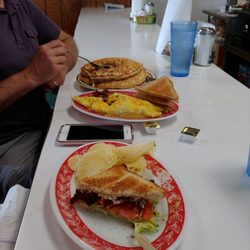 Lou's Diner - Gigantic servings!