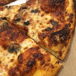 Burnt pizza at Polo Pizza Burnt pizza at Polo Pizza