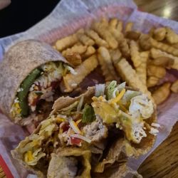 Hoops Grill & Sports Bar - Chicken wrap