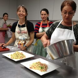 Klubschule Migros Zürich - Lebanese cooking teacher explaining how to serve taboule