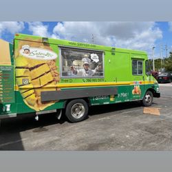 Food truck frente ubicado frente a Martínez Distribuidor's