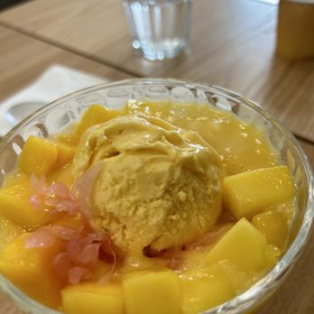 Mango Mango Dessert - A1: Special mango juice, sago & pamelo, with mango ice cream - Desserts Near Me - Livingston, New Jersey