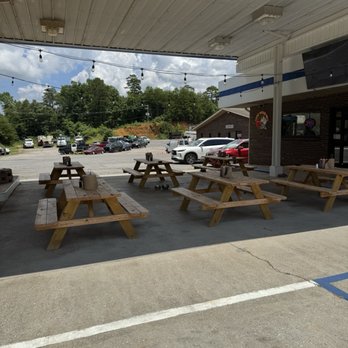 Hardwood BBQ - Nice outside seating area as well as inside spaces - Barbeque Near Me - Knoxville, Tennessee