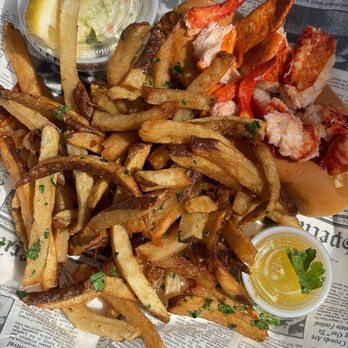 Southold Fish Market - Lobster roll 10/10 - Seafood Markets Near Me - Southold, New York