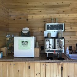 Mackinac Lake Trail Motel - Coffee station