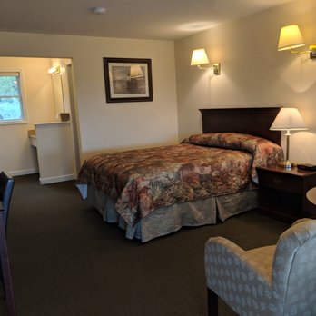 Rangeley Saddleback Inn - Single Queen Room - Hotels Near Me - Rangeley, Maine