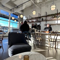 Viaggio Wine Merchant - Great indoor space, wine time