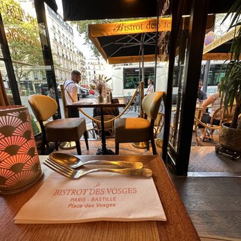 Le Bistrot des Vosges - View from our table inside the restaurant looking towards the street - Bistros Near Me - Paris, 75
