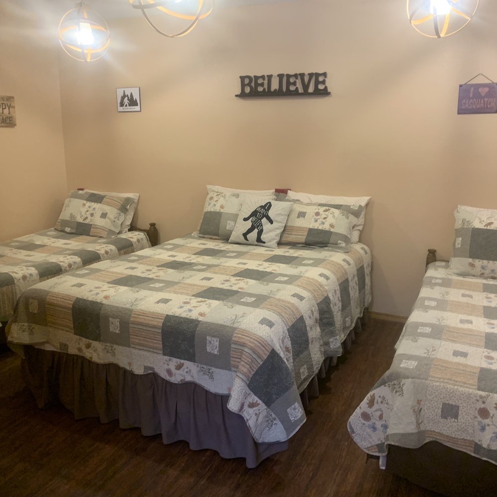 Blue Moose Cabins - Bedroom - Hotels Near Me - Kettle Falls, Washington